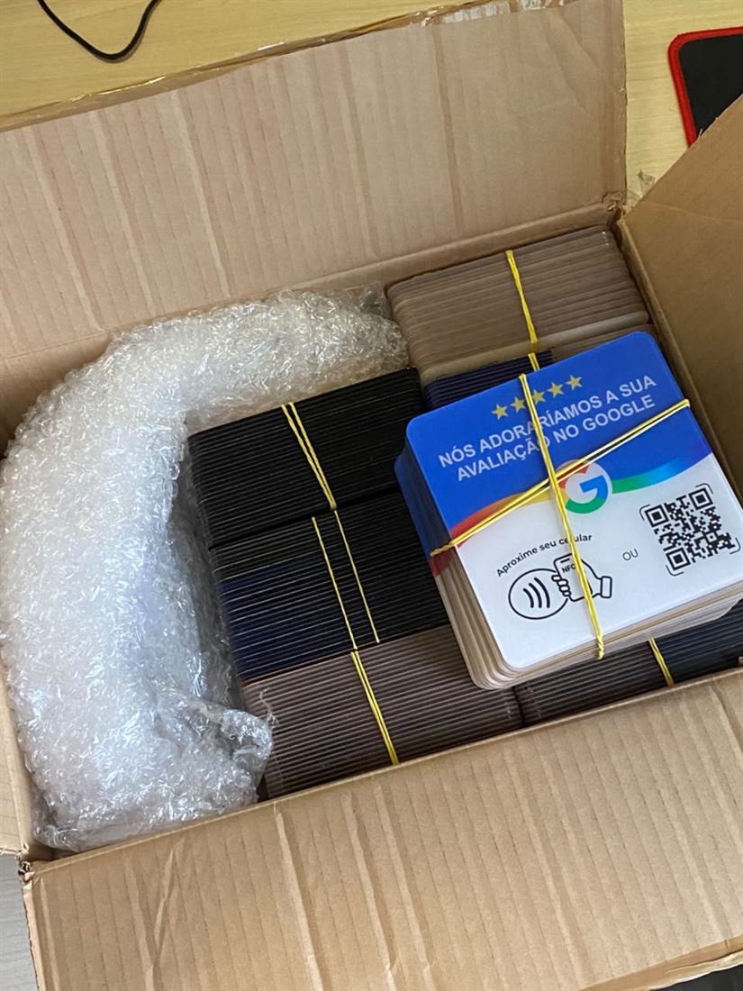 Caixa com plaquinhas NFC prontas para entrega