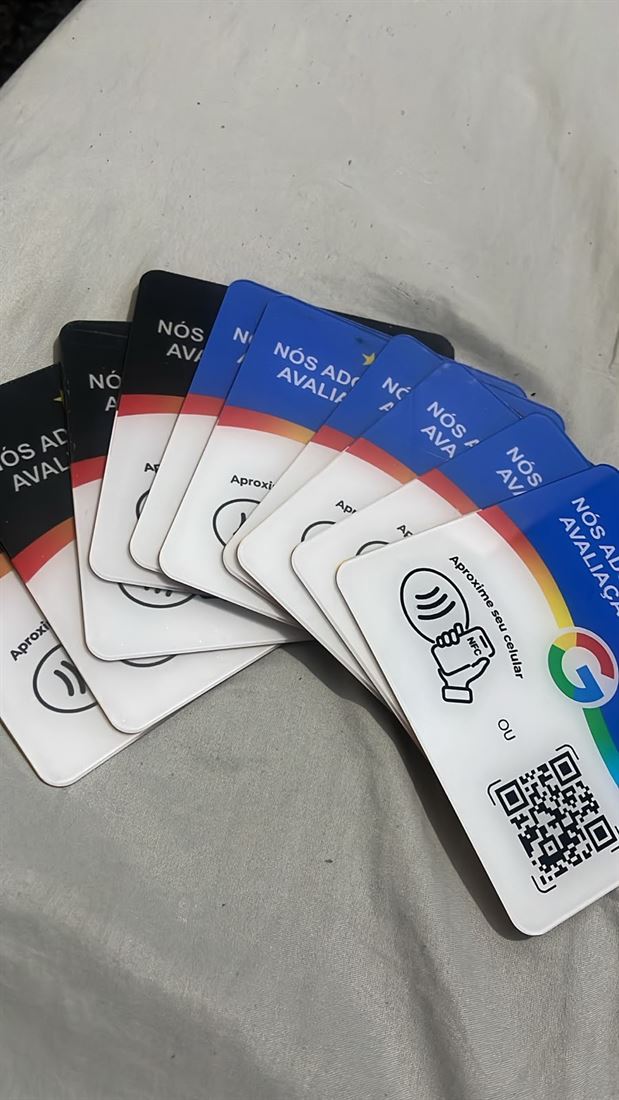 Plaquinhas NFC azuis e pretas abertas em leque