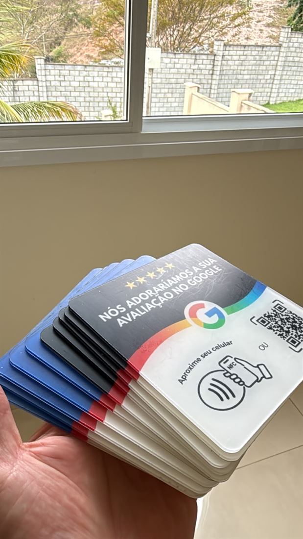 Pilha de plaquinhas NFC azuis e pretas na mão